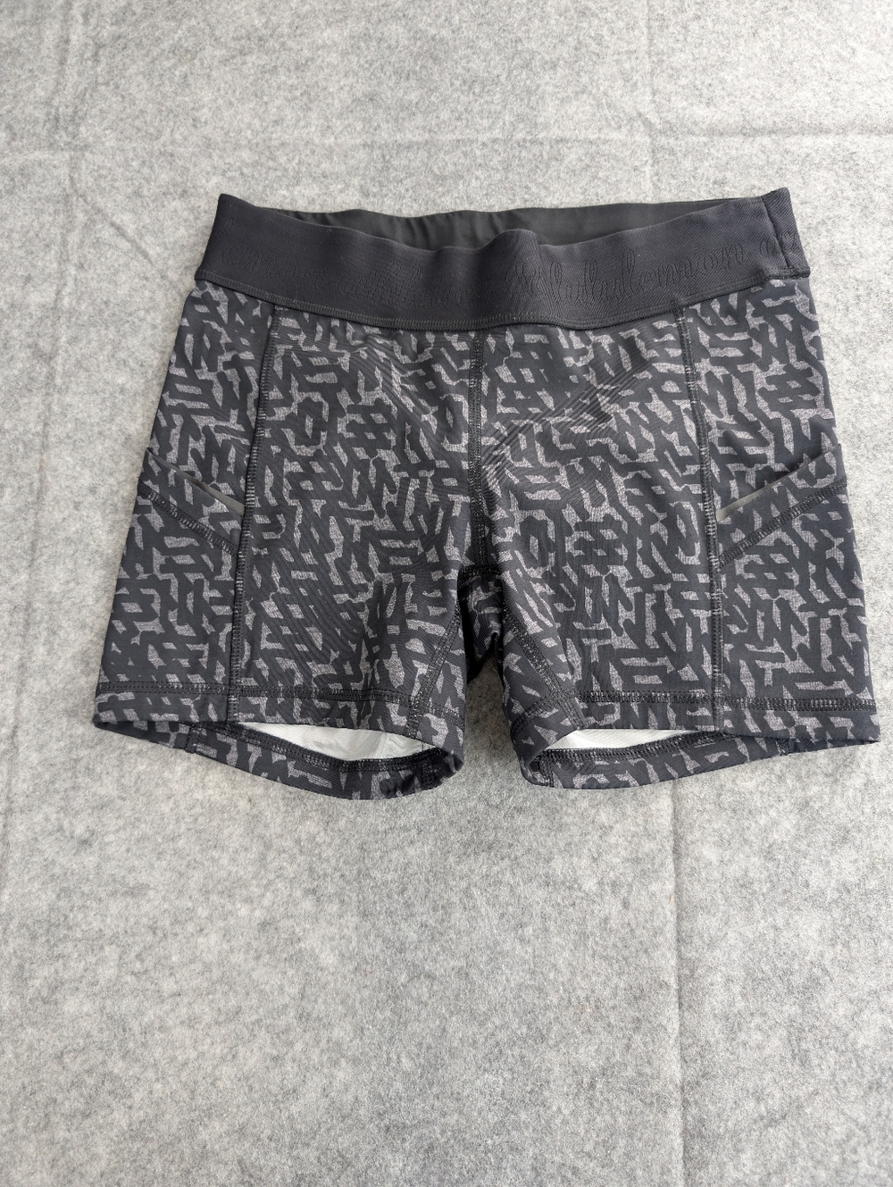 Lululemon Women's 6 Black Patterned Athletic Shorts Sporty Sexy Yoga Running